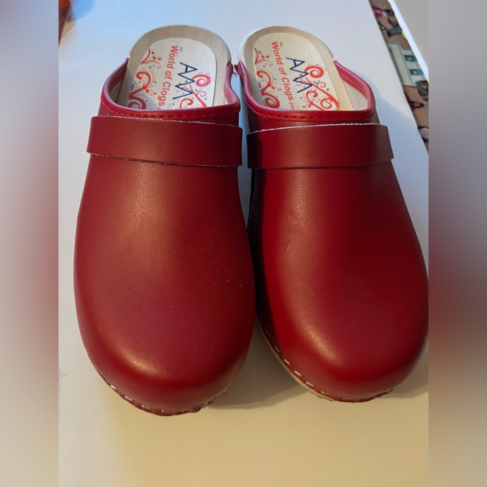AM100 Swedish World of Clogs